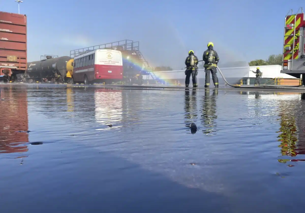 BOMBEROS REALIZAN SIMULACRO EN PATIO DE FERROMEX