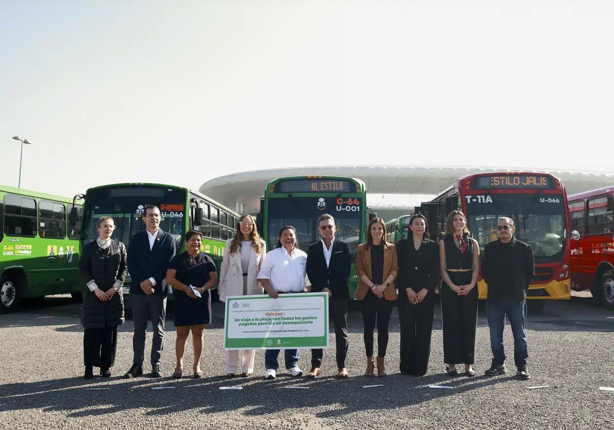 PABLO LEMUS ENCABEZA ENTREGA DE 100 UNIDADES DEL TRANSPORTE PÚBLICO PARA LA ZMG